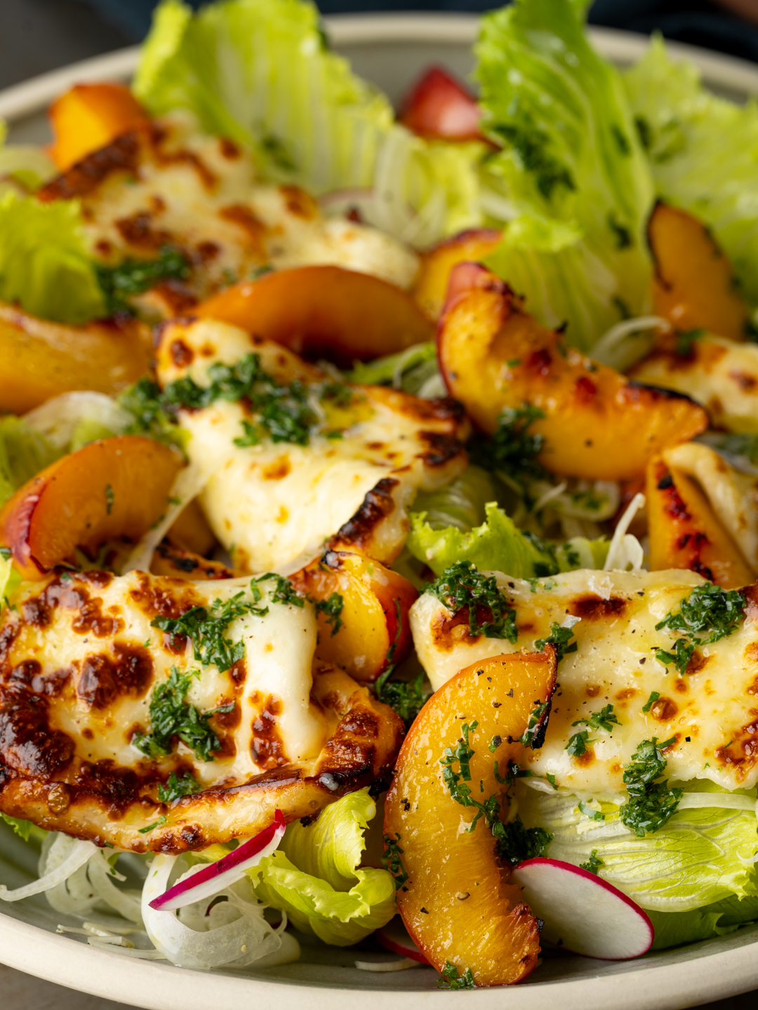 Salat mit gegrillten Pfirsichen, Halloumi und Buttermilch-Vinaigrette