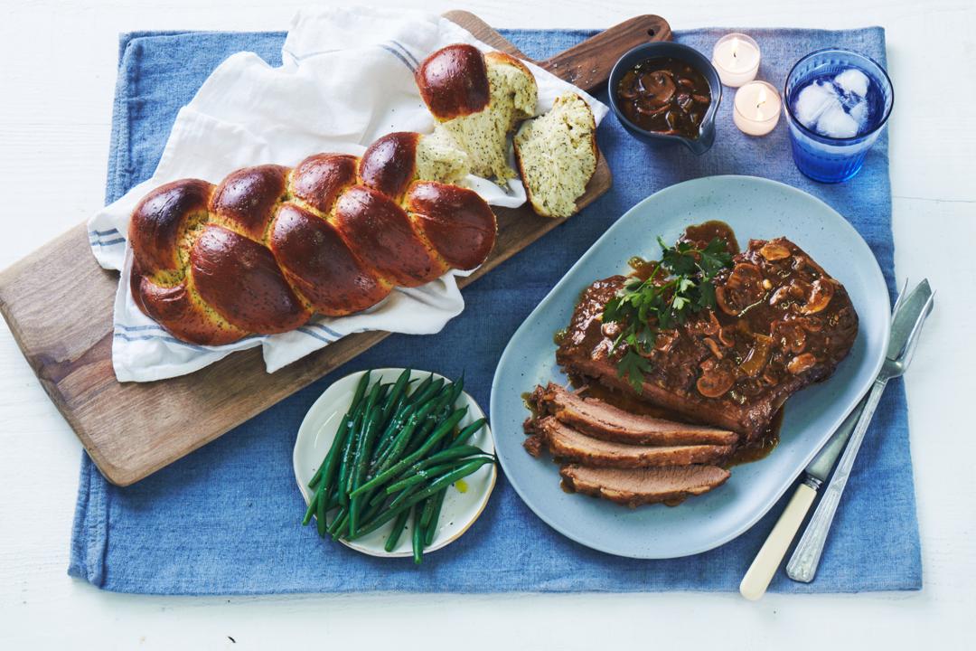 https://prod-app.breville.com/thumbnail/recipe/1650938742/Slow+Cooked+Brisket_1080x1440.jpg